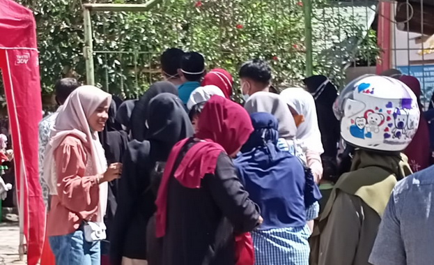 Antrian pengunjung masuk kebun binatang Bukittinggi.