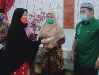 Berbagi dan berbuka puasa bersama yang digelar PKK Sulit Air.