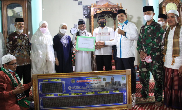Bupati Epyardi Asda saat menyerahkan bantuan.