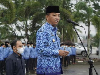 Bupati Khairunas saat memberi pengarahan.