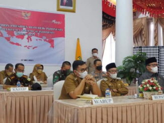 Bupati dan Wabup Tanah Datar saat mengikuti arahan Presiden RI secara virtual.