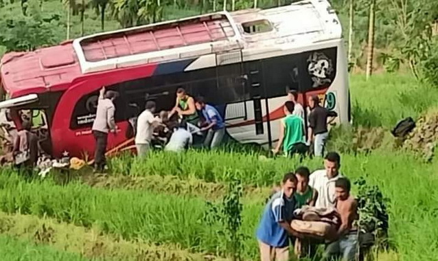 Evakuasi korban kecelakaan lalu lintas bus Pastra di Pasaman.