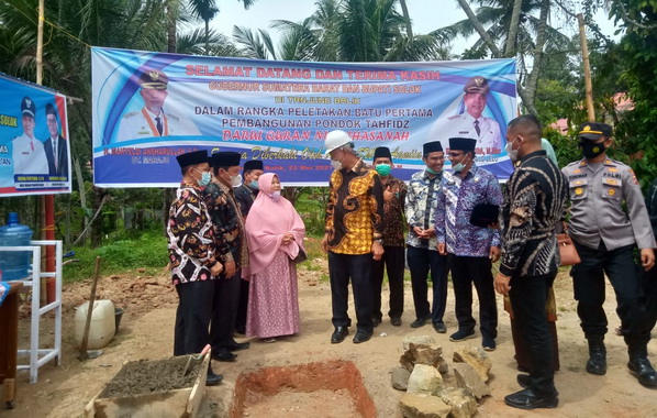 Gubernur Mahyeldi saat melatakkan batu pertama pembangunan SDIT Tanjung Balik.