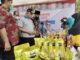 Gubernur Mahyeldi saat meninjau stand olahan pangan.