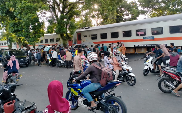 KA Sibinuang yang menabrak sedan di Pariaman.