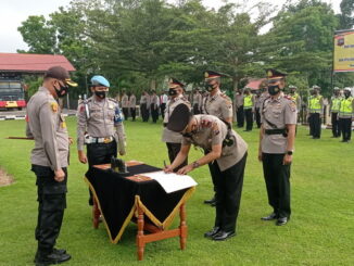 Kasat lantas Polres Sijunjung yang baru AKP. Bayful, SH tengah menandatangani pakta integritas disaksikan Kapolres AKBP. Andry Kurniawan, S. Ik, M. Hum.