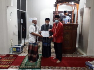 Penyerahan bantuan Rp 15 juta secara simbolis oleh Anggota DPRD Kota Padang, Mastilizal Aye.