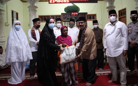 Penyerhan bantuan untuk Masjid Raya Aripan.