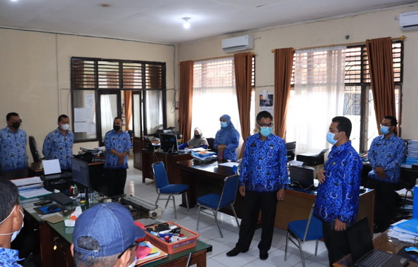 Sekdako Payakumbuh saat sidak ke Dinas PUPR Payakumbuh.
