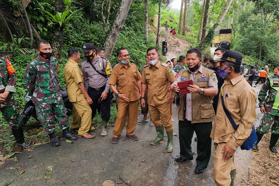 Wabup Jon Firman Pandu saat meninjau lokasi tanah longsor.