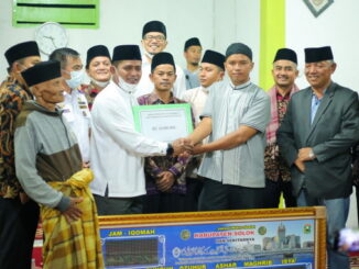 Wabup Jon Firman Pandu saat menyerahkan bantuan.