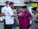 Wabup Jon Firman membagikan masker kepada warga Sungai Nanam.
