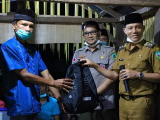 Wabup Sabar AS saat menyerahkan bantuan.