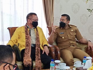 Wagub Audy Joinaldy saat menerima kunjungan anggota Komisi I DPR RI.