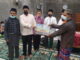 Wagub Audy Joinaldy saat menyerahkan bantuan.