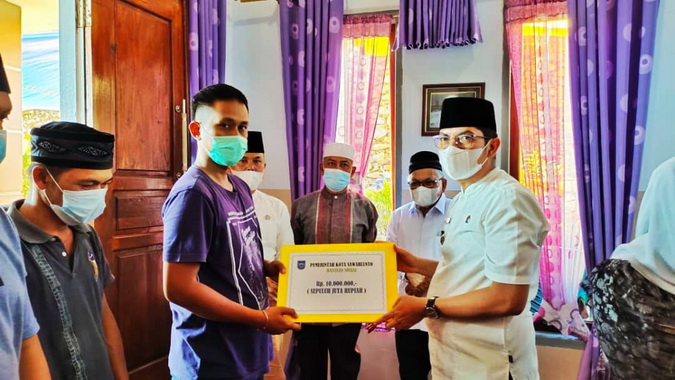 Wako Deri Asta saat menyerahkan santunan.