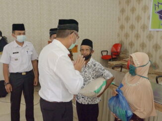 Wako Payakumbuh serahkan paket sembako dari LKS Peti Bunian Kec.Latina.