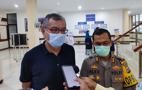 Wako Riza Falepi saat memberi keterangan.