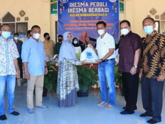 Wawako Payakumbuh serahkan paket sembako dari Ikesma Peduli kepada anak yatim piatu dan keluarga kurang mampu.