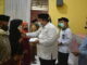 Bupati Suhatri Bur meynerahkan zakat fitrah kepada perwakilan mustahik yang berhak menerimanya di Kecamatan V Koto Timur.