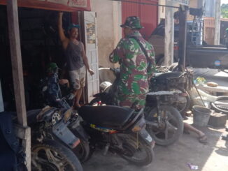 Anggota Satgas TMMD Kunjungi usaha bengkel salah seorang warga.