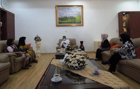 Bupati Eka Putra bersama penggiat LPM.