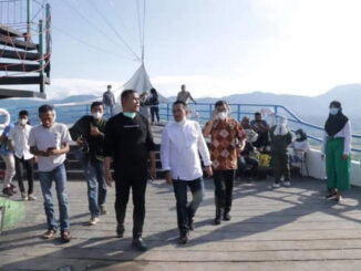 Bupati Eka Putra dan Epyardi Asda di Bukik Cinangkiak.