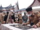 Bupati Eka Putra menandatangani prasasti.