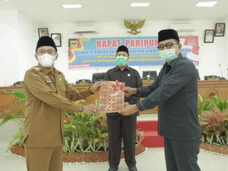 Bupati Eka Putra menyerahkan laporan kepada Wakil Ketua DPRD Tanah Datar.
