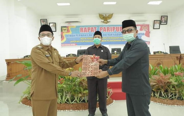 Bupati Eka Putra menyerahkan laporan kepada Wakil Ketua DPRD Tanah Datar.