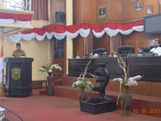 Bupati Epyardi Asda saat menyampaikan jawaban dari pandangan umum frkas-fraksi DPRD. Kab. Solok.