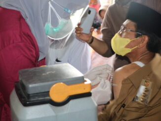 Bupati Safaruddin saat melakukan vaksinasi.