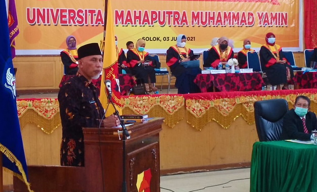 Gubernur Mahyeldi saat memberi kuliah umum.