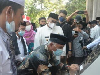 Gubernur Sumbar H.Mahyeldi Ansharullah sedang menandatangani prasasti.