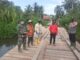 Jembatan kayu lintasan beberapa Desa menuju induk kecamatan diwilayah Desa Nemnemleleu Kecamatan Sipora Selatan kabupaten kepulauan Mentawai.