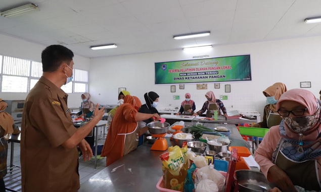Pelatihan pengolahan masakan lokal di Payakumbuh.