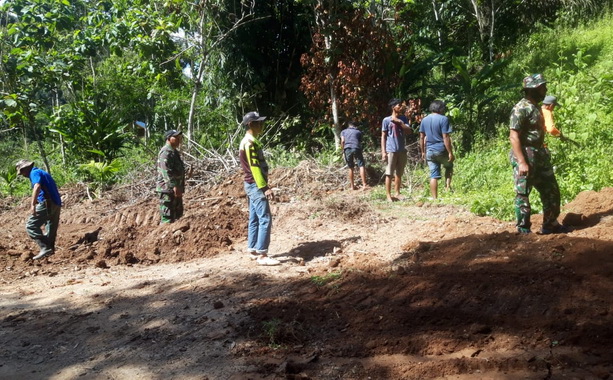 Pembuatan jalan di lokasi TMMD.