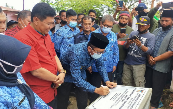 Penandatangan Prasasti oleh Walikota Hendri Septa.