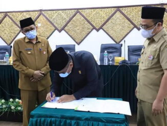 Penandatanganan Surat Keputusan Penyampaian Pendapat Fraksi-fraksi oleh Ketua DPRD Kota Padang, Syafrial Kani.