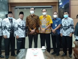 Pengurus PGRI Bukittiiggi saat audensi dengan Wako Erman Safar.