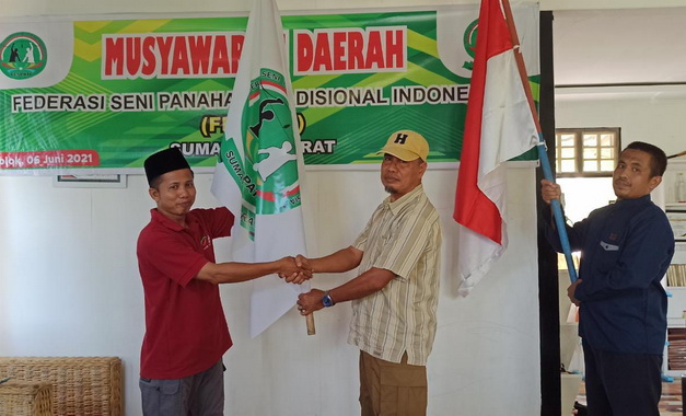 Penyerahan bendera kepada Ketua Fespati Sumbar terpilih.