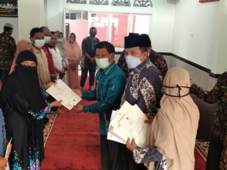 Penyerahan sertifikat hakal kepada 13 pelaku usaha pangan di Payakumbuh.