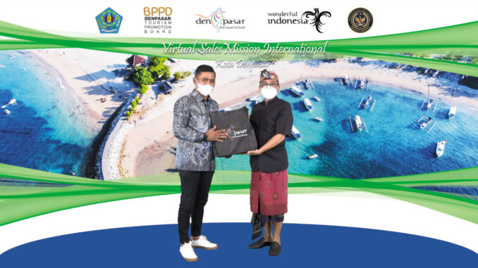Wabup Solok Jon Firman Pandu menerima cenderamata.