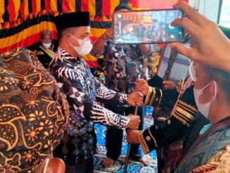 Wali Nagari Bawan menyerahkan tongkat kebesaran kepada Ninik Mamak B. Dt. Tan Majo Lelo.
