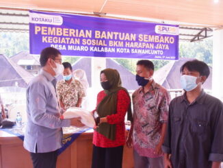 Walikota Sawahlunto menyerahkan bantuan.