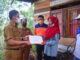Walikota Sawahlunto menyerahkan bantuan.