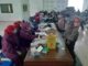 Kapolsek Lima Kaum Iptu Harmen meninjau kegiatan vaksinasi.