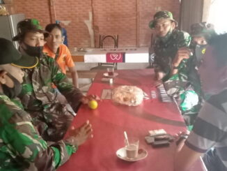 Anggota Satgas TMMD tengah berdiskusi pada saat istirahat.