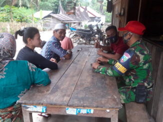 Anggota satgas TMMD mengajak masarakat menjaga kebersihan dan menatuhi prokes.