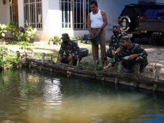 Anggota satgas TMMD meninjau kolam ikan Imon.